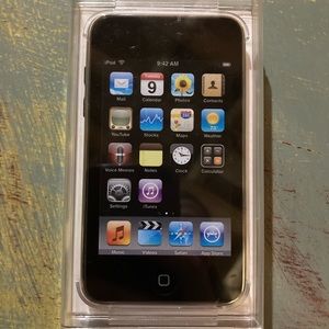 NWT- Apple i-pod touch (2nd generation) - silver - 8GB